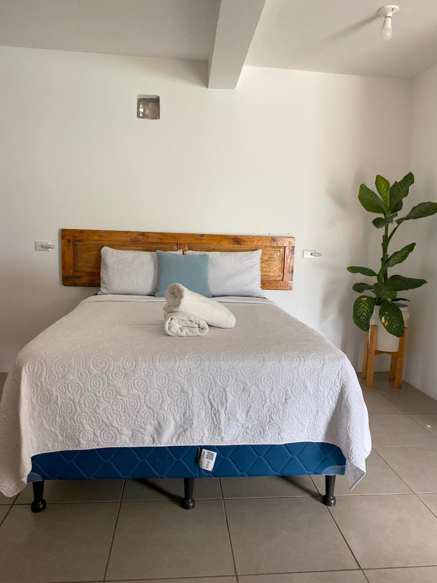 Hotel El Chirris Tzanjay San Juan La Laguna Esterno foto